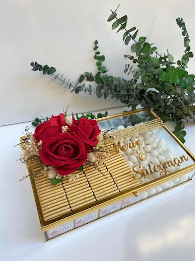 Kırmızı güllerle hazırlanmış kişiye özel çikolata sunumu